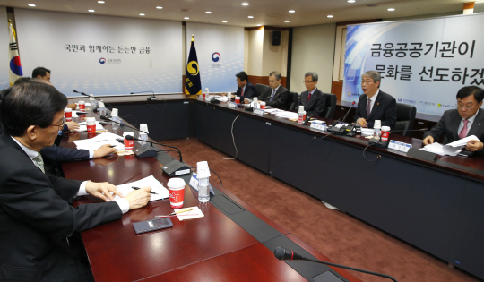 기업 구조조정을 위한 국책은행의 자본 확충이 본격화되면서 성과연봉제 도입 등 금융공공기관의 자구 노력을 요구하는 목소리가 커지고 있다. 임종룡 금융위원장(오른쪽 두번째)이 10일 오전 서울 중구 금융위 회의실에서 '금융위원장-금융공공기관장 간담회'를 열고 모두발언을 하고 있다. 연합뉴스